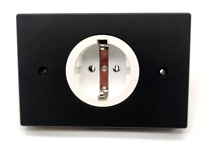 Oyaide SWD-XXX-E con placca a muro